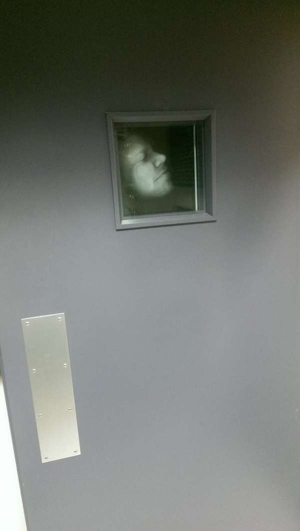 J'ai photocopié mon visage et je l'ai collé à la fenêtre de la porte de mon bureau