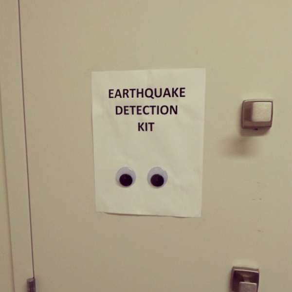 J'ai fabriqué un détecteur à tremblement de terre pour le bureau