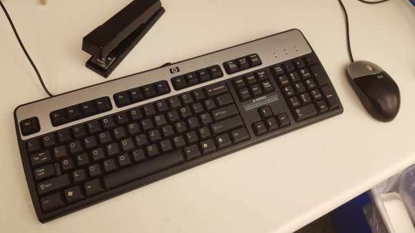Voici le clavier temporaire de remplacement qu'on reçoit du département informatique lorsqu'on renverse du café sur le nôtre