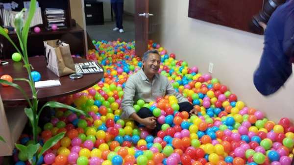 Notre PDG est un grand enfant, nous avons donc transformé son bureau en piscine à boules