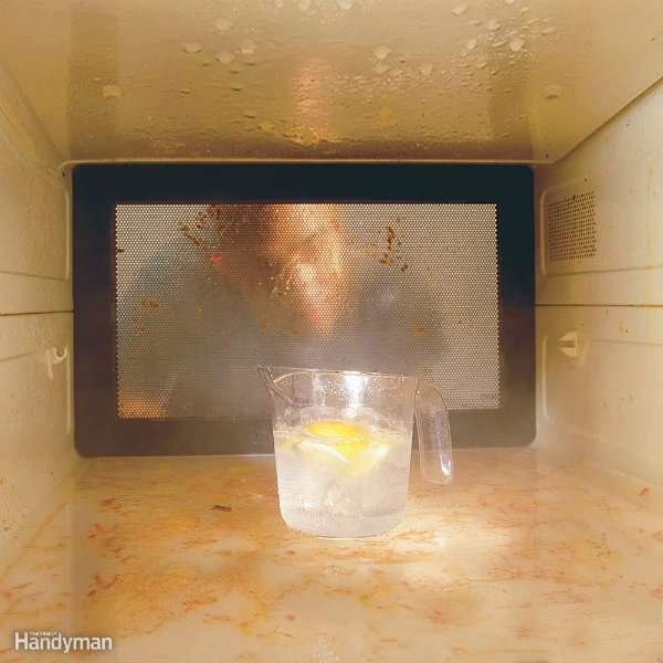 Vapor de agua con limón para limpiar el microondas
