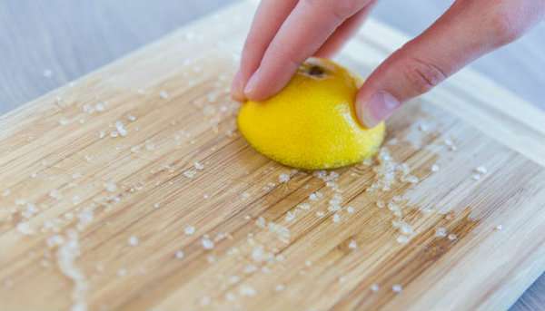 Du sel et du citron pour désinfecter la planche à découper