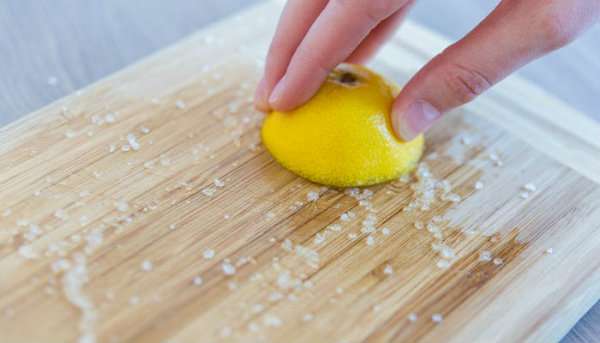Sal y limón para desinfectar la tabla de cortar