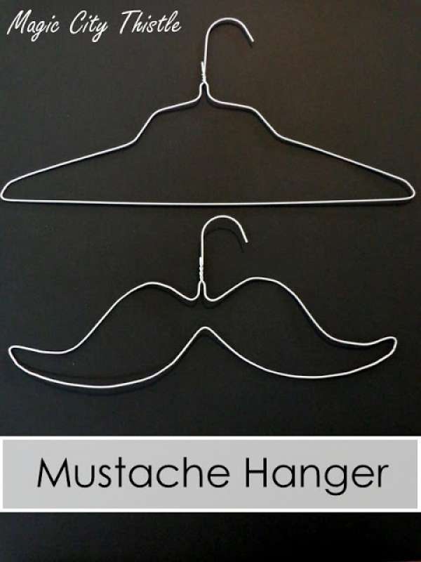 Une grosse moustache décorative