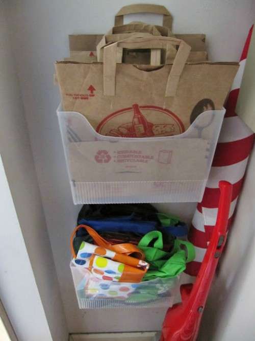 Attachez des porte-documents à la porte de votre penderie pour stocker les sachets et sacs en papier