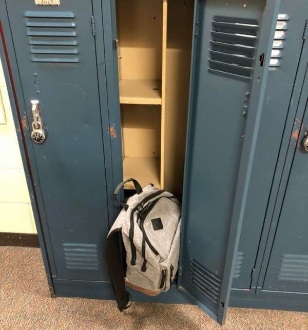 Le casier de l'école est très étroit que même un sac à dos ne peut pas y rentrer