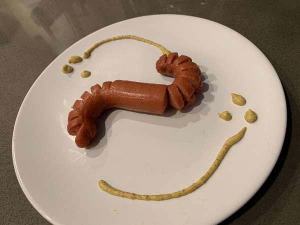 Une saucisse servie dans un restaurant luxueux