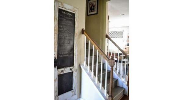 Utilisez de la peinture de tableau noir sur une vieille porte pour avoir une ardoise chez soi