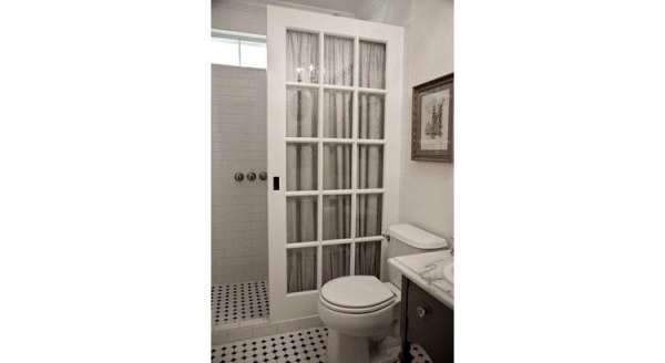 Utilisez une vieille porte comme séparation de douche