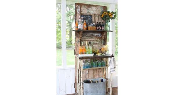 Vissez quelques étagères sur une vieille porte pour créer un bar