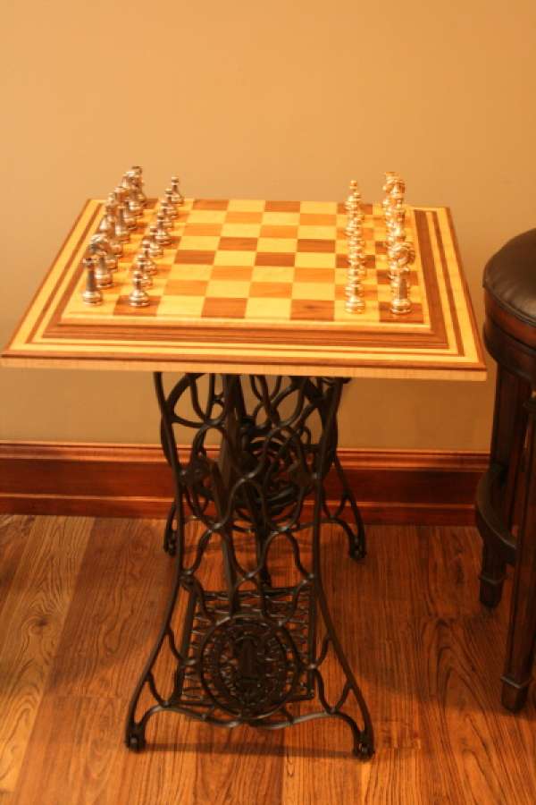 Machine à coudre transformée en table d'échecs