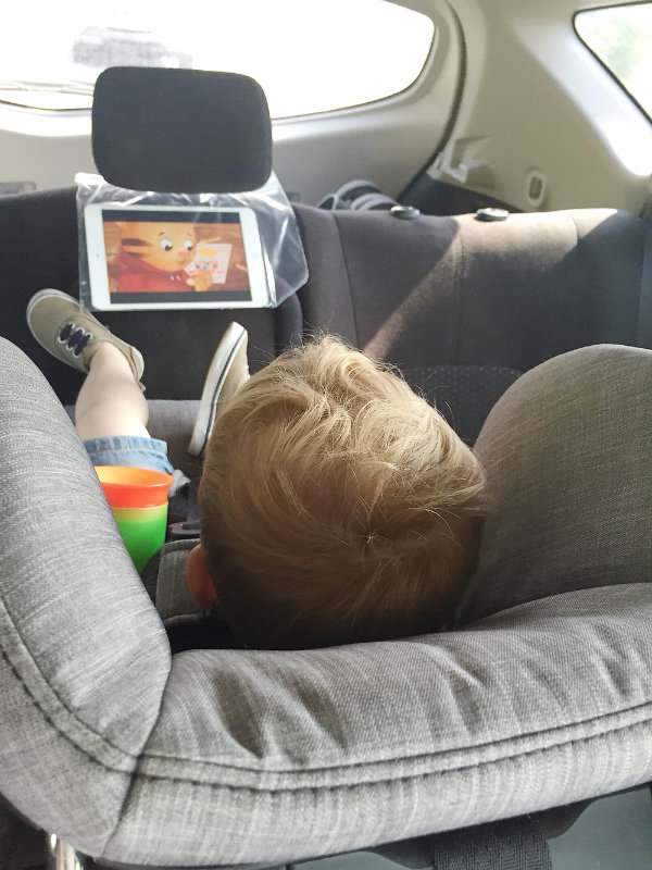 Placez votre tablette dans un sac en plastique au dos du siège conducteur pour que les enfants regardent leur film préféré tranquillement