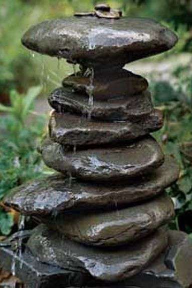 Fontaine zen en roches empilées