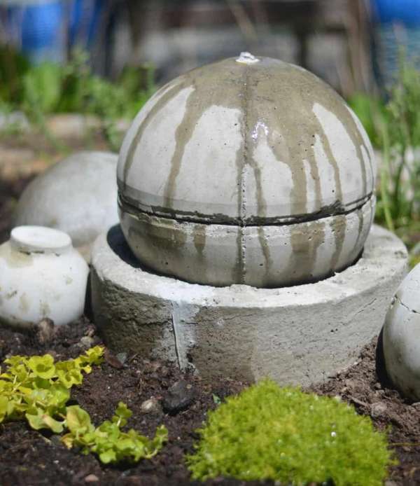 Fontaine faite d'un vieux globe terrestre en plastique