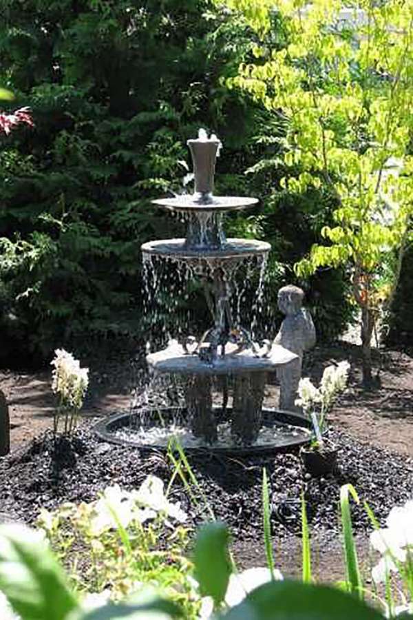 Una maestosa fontana d'acqua a tre livelli