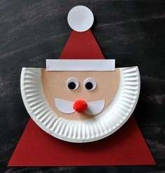 Un père Noël avec une assiette en carton