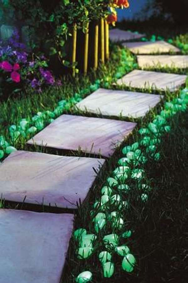 Peinture phosphorescente pour illuminer les bords de l'allée de jardin