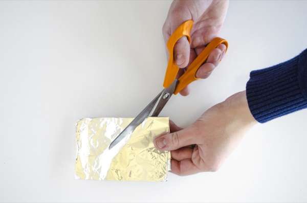Coupez plusieurs fois dans du papier aluminium pour aiguiser les ciseaux