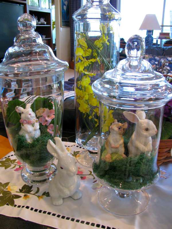 Centre de table bocaux à bonbons décorés avec des figurines et de la mousse