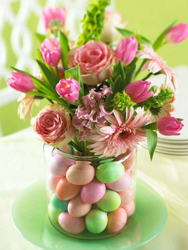 Arrangement floral avec des œufs multicolores
