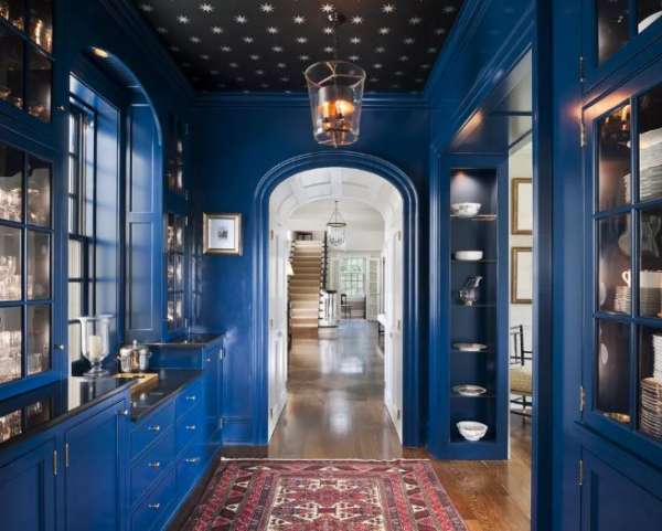Plafond de cuisine noir qui harmonise parfaitement avec la couleur bleue
