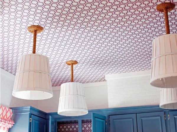 Papier peint en alvéoles d'abeilles pour le plafond de cette cuisine