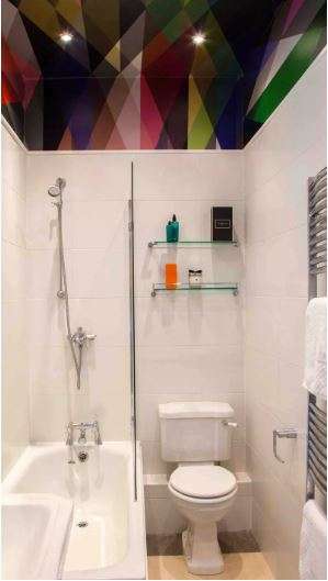 Papier peint multicolore pour animer votre petite salle de bain
