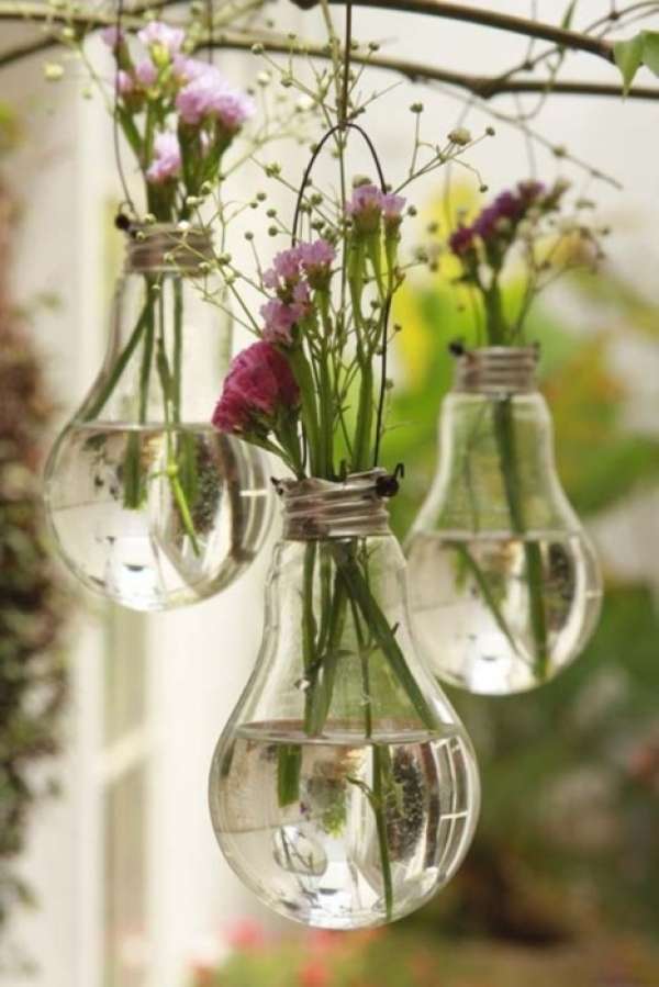Vases suspendus avec des ampoules grillées
