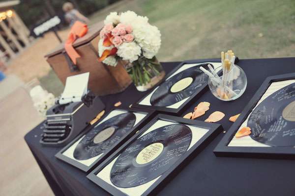 Livre d'or en vinyle pour un mariage sous le thème de la musique vintage