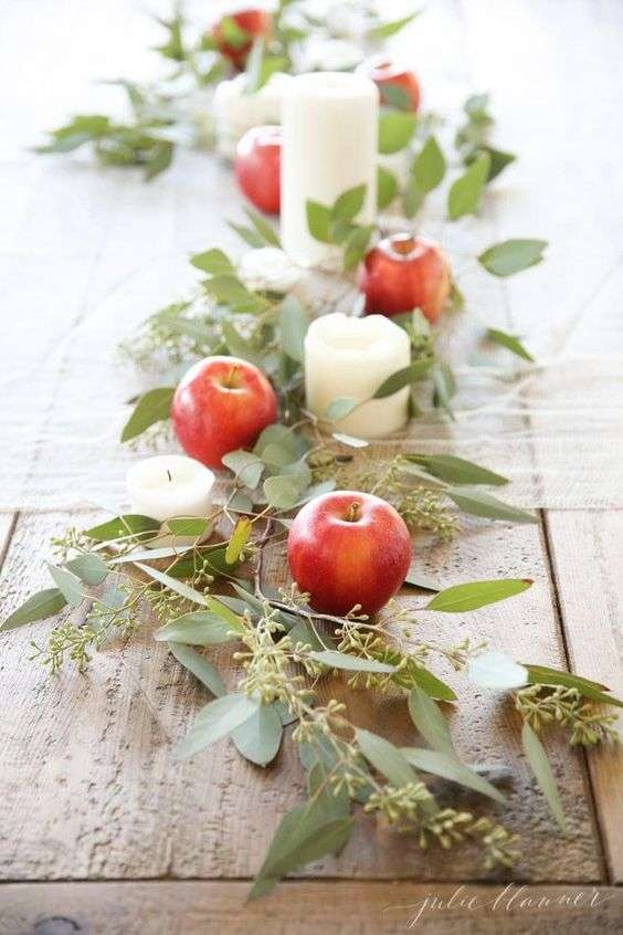 Des pommes rouges, des feuilles d'arbre et le tour est joué