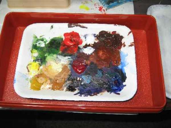 Palette de peinture dans une barquette en polystyrène