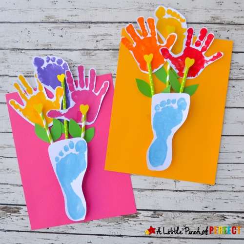 Des empreintes de pieds et de mains en forme de fleurs et de vase pour le plus grand bonheur de maman