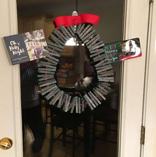 Cette couronne de Noël avec un cintre et des pinces à linge