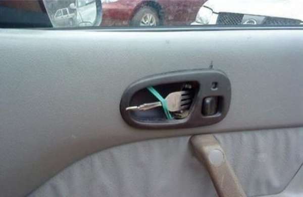 Une fourchette pour réparer la poignée de porte de la voiture