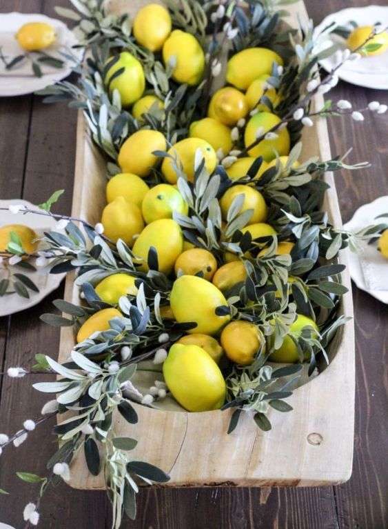 Un joli décor frais et coloré fait de citrons et des branches et feuilles d'olivier