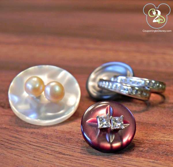 Boutons pour ranger les boucles d'oreilles