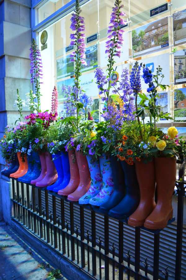 Décoration insolite avec des bottes de pluie