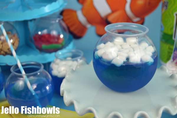 Faux aquarium avec des bols de gelée bleue et des guimauves