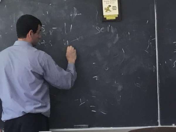 Ce prof qui n'efface pas bien le tableau et continue quand même à écrire