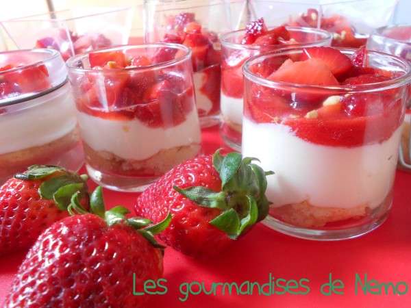 Verrines de fraises, mascarpone et boudoirs