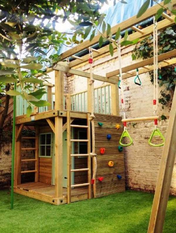 Une cabane façon aire de jeux pour que vos enfants s'amusent en plein air
