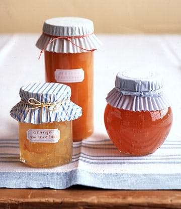 Couvrir joliment les pots de confiture