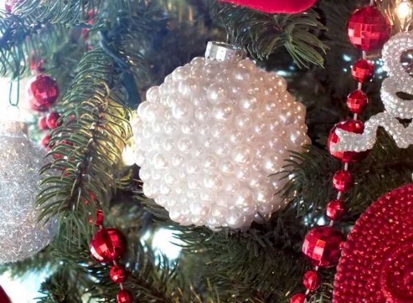 Habiller une ancienne boule décolorée avec des perles blanches