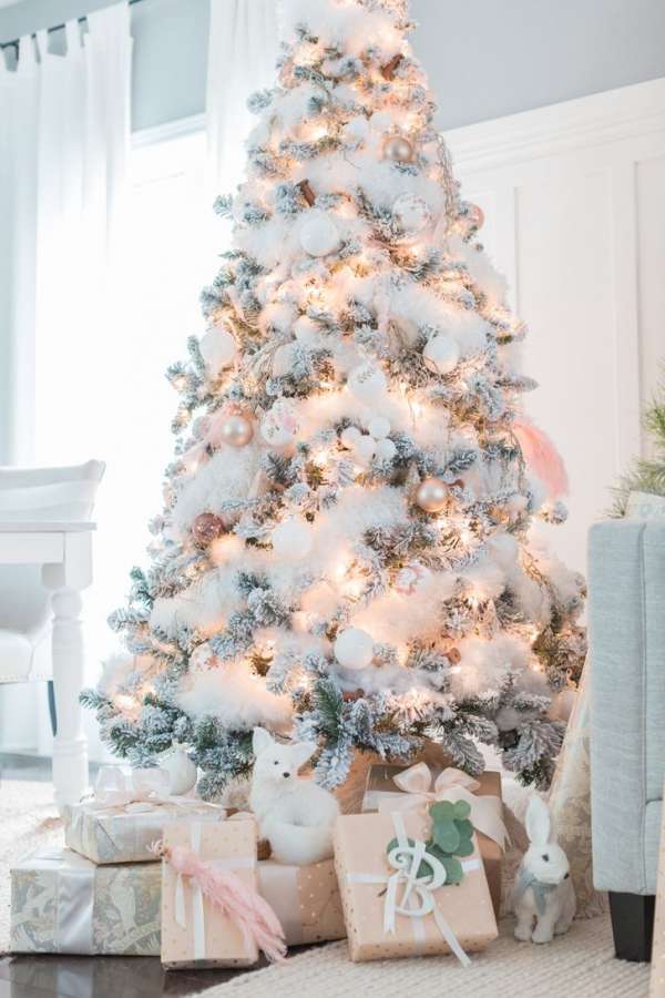 Sapin de Noël décoré en blanc avec quelques notes de rose