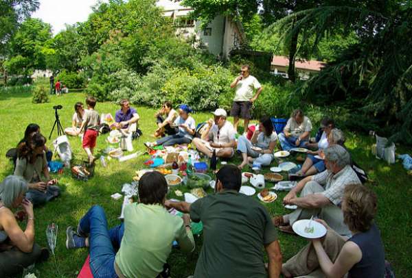 Optez pour des activités gratuites comme aller au parc ou faire un pique-nique