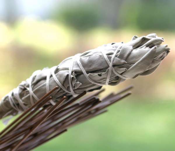 Eloignez les moustiques en brulant un bouquet de sauge