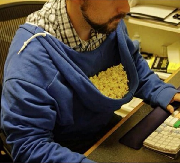 Astuce pratique pour manger du pop-corn sans utiliser ses mains