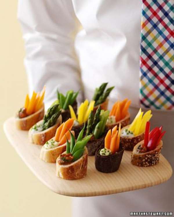 Canapés de pain baguette aux crudités