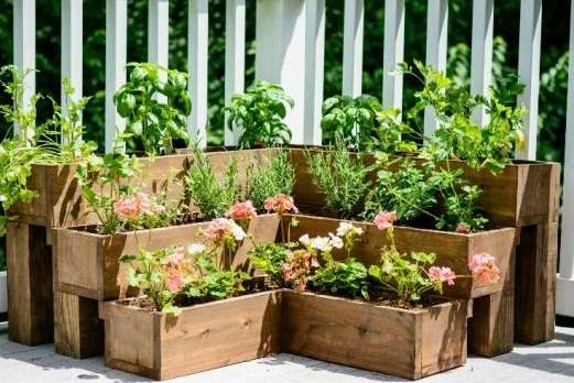 Une jardinière à trois étages idéale pour les herbes aromatiques