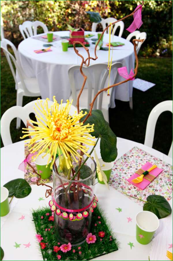 Du gazon et des fleurs délicates pour apporter de la magie à votre table